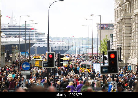 Liverpool, Vereinigtes Königreich. 25. Mai 2015. Die Stadt zeigt die spektakulären drei Königinnen Kreuzfahrtschiffe in Bildung auf den Fluss Mersey feiert 175 Jahre der Cunard-Reederei. Der Queen Elizabeth und der Queen Mary 2 auf den Fluss Mersey. Bildnachweis: Michael Buddle/Alamy Live-Nachrichten Stockfoto