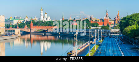 Moskau, Russland. 25. Mai 2015. Beginn der Business Week in Moskau, Russland. Montag, 25. Mai 2015. Panoramablick von der Moskwa und den Kreml in den frühen Morgenstunden. Bildnachweis: Alex Bilder/Alamy Live-Nachrichten Stockfoto