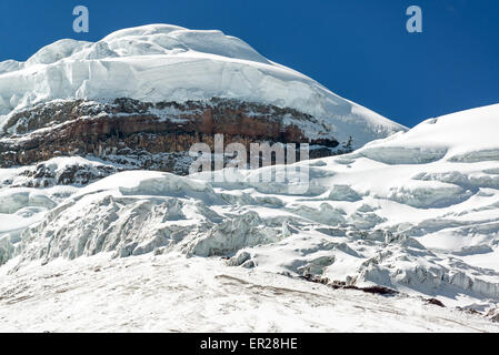 Schneebedeckte Gipfel des Vulkan Cotopaxi in Ecuador Stockfoto