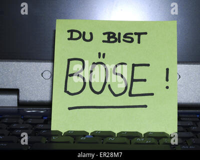 Memo-Hinweis auf Notebook, Du Bist Böse, du bist gemein Stockfoto