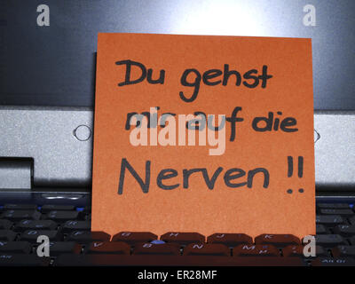 Memo-Hinweis auf Notebook, Du Gehst Mir Auf Die Nerven, die Sie mir auf die Nerven sind Stockfoto