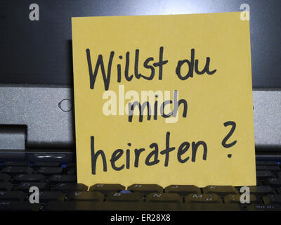 Memo beachten Sie am Notebook, Willst du mich Jahrmarktssängerin würdest du mich heiraten Stockfoto