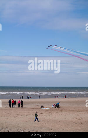 Blackpool, UK. 25. Mai 2015. Rote Pfeile führen entlang Südstrand in Blackpool heute Nachmittag. Die Show ist eine willkommene Unterstützung für das Resort, wie die Besucher in großer Zahl zu sehen, die Flugschau Credit auftauchen: Gary Telford/Alamy live-Nachrichten Stockfoto