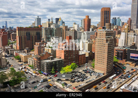 Panoramablick von Midtown Manhattan Blick in Richtung Süden. Staus auf einigen Straßen. Stockfoto