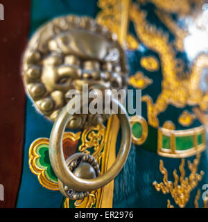 Chinas Löwenkopf den Griff an der Tür Stockfoto