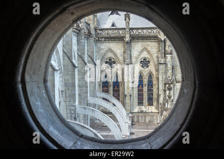 Blick auf die Basilicia in Quito, Ecuador durch ein kleines rundes Fenster gesehen Stockfoto