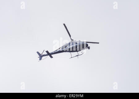 Didcot, Oxfordshire, Vereinigtes Königreich. 25. Mai 2015. BBC News-Helikopter über Vicarage Road. Bildnachweis: NiKreative/Alamy Live-Nachrichten Stockfoto