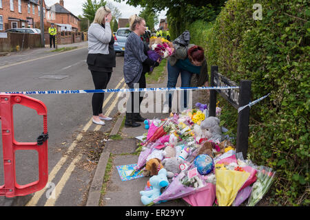 Didcot, Oxfordshire, Vereinigtes Königreich. 25. Mai 2015. Menschen verlassen Tribute auf Vicarage Road in Erinnerung an Herrn Howard, Ms Jordon und 6-jährigen Derin. Bildnachweis: NiKreative/Alamy Live-Nachrichten Stockfoto