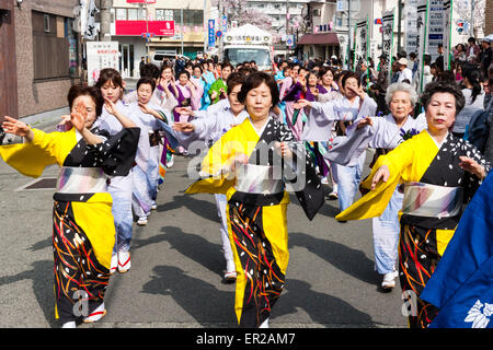 Ein Team reifer Frauen in Kimono-Kleidung singt und tanzt während der jährlichen Genji-Parade im Frühling in Tada, Japan. Stockfoto