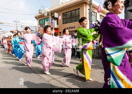 Ein Team reifer Frauen in Kimono-Kleidung singt und tanzt während der jährlichen Genji-Parade im Frühling in Tada, Japan. Stockfoto