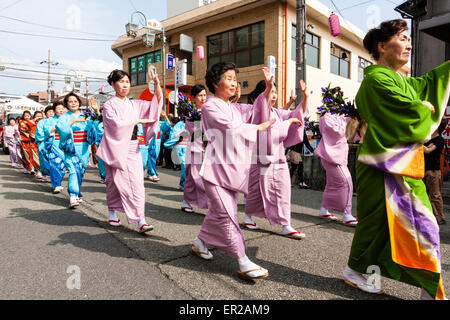 Ein Team reifer Frauen in Kimono-Kleidung singt und tanzt während der jährlichen Genji-Parade im Frühling in Tada, Japan. Stockfoto