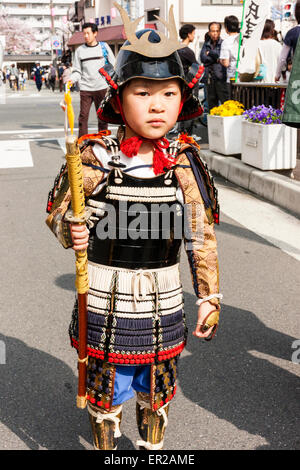 Kleines japanisches Kind, Junge, 4-5 Jahre alt, posiert für Zuschauer, trägt volle Samurai amour Kostüm mit Helm während der Genji Parade in Tada. Stockfoto