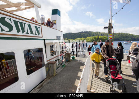 Lake Windermere, Cumbria, UK. 25. Mai 2015. Sun bringt Touristen für Bank Holiday Montag in Bowness Bay am Lake Windermere. Ausflüge auf dem See beliebt wie eh und je. Der Passagier-Dampfer The Swan (Baujahr 1938) Arriveing bei Bowness Bay Pier Head Credit: Gordon Shoosmith/Alamy Live News Stockfoto