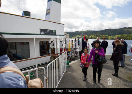 Lake Windermere, Cumbria, UK. 25. Mai 2015. Sun bringt Touristen für Bank Holiday Montag in Bowness Bay am Lake Windermere. Ausflüge auf dem See beliebt wie eh und je. Der Passagier-Dampfer The Swan (Baujahr 1938) Arriveing bei Bowness Bay Pier Head Credit: Gordon Shoosmith/Alamy Live News Stockfoto