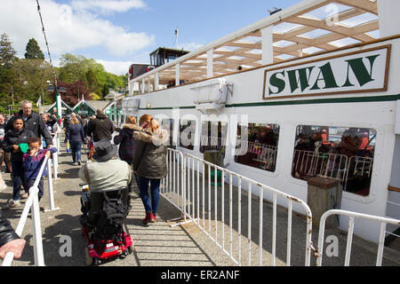 Lake Windermere, Cumbria, UK. 25. Mai 2015. Sun bringt Touristen für Bank Holiday Montag in Bowness Bay am Lake Windermere. Ausflüge auf dem See beliebt wie eh und je. Der Passagier-Dampfer The Swan (Baujahr 1938) Arriveing bei Bowness Bay Pier Head Credit: Gordon Shoosmith/Alamy Live News Stockfoto