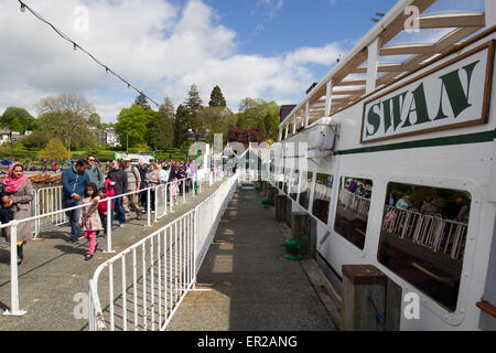 Lake Windermere, Cumbria, UK. 25. Mai 2015. Sun bringt Touristen für Bank Holiday Montag in Bowness Bay am Lake Windermere. Ausflüge auf dem See beliebt wie eh und je. Der Passagier-Dampfer The Swan (Baujahr 1938) Arriveing bei Bowness Bay Pier Head Credit: Gordon Shoosmith/Alamy Live News Stockfoto