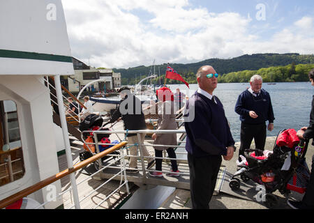 Lake Windermere, Cumbria, UK. 25. Mai 2015. Sun bringt Touristen für Bank Holiday Montag in Bowness Bay am Lake Windermere. Ausflüge auf dem See beliebt wie eh und je. Der Passagier-Dampfer The Swan (Baujahr 1938) Arriveing bei Bowness Bay Pier Head Credit: Gordon Shoosmith/Alamy Live News Stockfoto