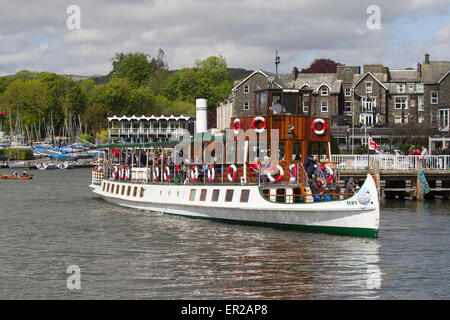Lake Windermere, Cumbria, UK. 25. Mai 2015. Sun bringt Touristen für Bank Holiday Montag in Bowness Bay am Lake Windermere. Ausflüge auf dem See beliebt wie eh und je. Der Passagierdampfer der Seeschwalbe (erbaut 1981) in Bowness Bay Pier mit Old England Hotel in der Rückseite geschliffen Credit: Gordon Shoosmith/Alamy Live News Stockfoto