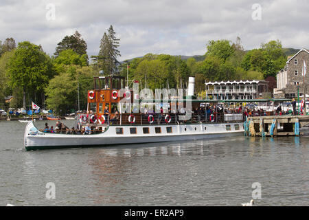 Lake Windermere, Cumbria, UK. 25. Mai 2015. Sun bringt Touristen für Bank Holiday Montag in Bowness Bay am Lake Windermere. Ausflüge auf dem See beliebt wie eh und je. Der Passagierdampfer der Seeschwalbe (erbaut 1981) in Bowness Bay Pier mit Old England Hotel in der Rückseite geschliffen Credit: Gordon Shoosmith/Alamy Live News Stockfoto