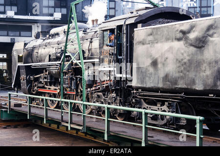Eine japanische Eisenbahnlokomotive der C622-Klasse 1954 auf Drehscheibe, während sie in die Lokschuppen des Umekoji Steam Locomotive Museum in Kyoto zurückkehrt. Stockfoto