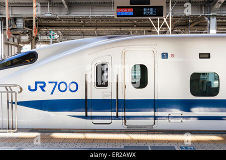 Detail der Fahrertür und der Beifahrertür an der Vorderseite eines Shinkansen-Hochgeschwindigkeitszugs der Serie 700 am Bahnhof Shin Osaka. Logo JR700. Stockfoto