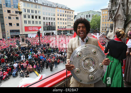 München, Deutschland. 24. Mai 2015.  Dante von Bayern Muenchen hält die deutsche Meisterschaft Sieger Trophäe als Team feiern Titelgewinn der deutschen Meisterschaft auf dem Balkon des Rathauses am Marienplatz am 24. Mai 2015 in München. Bildnachweis: Kolvenbach/Alamy Live-Nachrichten Stockfoto