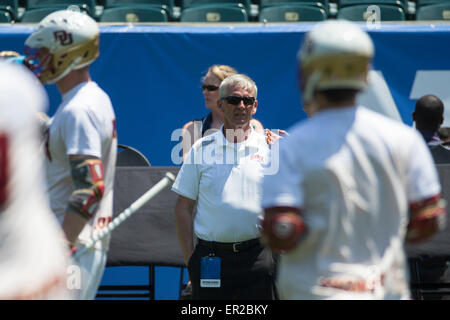 Philadelphia, Pennsylvania, USA. 25. Mai 2015. Denver Pioneers Cheftrainer Bill Tierney Uhren Praxis während der Meisterschaft in der NCAA Division I Herrenturnier Lacrosse zwischen Maryland Terrapins und Denver Pioneers in Lincoln Financial Field in Philadelphia, Pennsylvania. Christopher Szagola/CSM/Alamy Live-Nachrichten Stockfoto