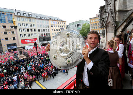 München, Deutschland. 24. Mai 2015.  Thomas Mueller von Bayern Muenchen hält die deutsche Meisterschaft Sieger Trophäe als Team feiern Titelgewinn der deutschen Meisterschaft auf dem Balkon des Rathauses am Marienplatz am 24. Mai 2015 in München. Bildnachweis: Kolvenbach/Alamy Live-Nachrichten Stockfoto