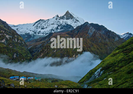 Der Heilige Fishtail Mountian (Machhapuchre), am frühen Morgen im Annapurna Range, Nepal Stockfoto