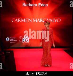 Barbara Eden trägt Carmen Marc Valvo bei Red gehen für Women-The Herzen Wahrheit Red Dress Collection bei Mercedes-Benz Fashion Week. Stockfoto