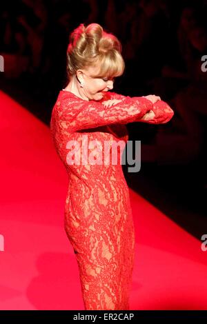 Barbara Eden trägt Carmen Marc Valvo bei Red gehen für Women-The Herzen Wahrheit Red Dress Collection bei Mercedes-Benz Fashion Week. Stockfoto