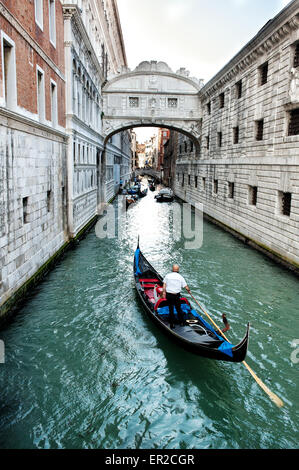 Gondel nähert sich die Seufzerbrücke oder Sospiri Brücke in Venedig, Italien, zur Übertragung von Gefangenen Stockfoto