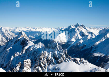 Schneebedeckten Bergen über Zürs und Lech und St. Anton vom Gipfel der Valluga oberhalb St. Anton Arlberg-Österreich Stockfoto