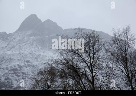 Die peak Romsdalshorn, 1550 m, im Nebel, im Tal Romsdalen, Norwegen. Stockfoto