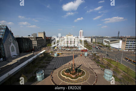 Ansicht des Augustusplatzes (lit.) Augustus-Platz) in Leipzig, Deutschland, mit den neuen Paulinum der Universität, der Koch-Turm (L-R), das Opernhaus, das Wintergartenhochhaus (lit.) Winter Garten Turm) und dem Mendebrunnen (lit.) Mendebrunnen) auf der Vorderseite abgebildet, fotografiert am 24. April 2015. Foto: Jan Woitas/dpa Stockfoto