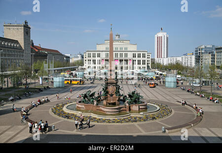 Ansicht des Augustusplatzes (lit.) Augustus-Platz) in Leipzig, Deutschland, mit dem Koch-Turm (L-R), das Opernhaus, das Wintergartenhochhaus (lit.) Winter Garten Turm) und dem Mendebrunnen (lit.) Mendebrunnen) auf der Vorderseite abgebildet, fotografiert am 24. April 2015. Foto: Jan Woitas/dpa Stockfoto