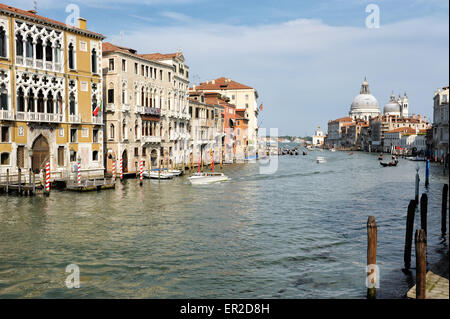 Blick auf den Canal Grande, Venedig, Italien von der Accademia-Brücke mit Blick auf die St. Marks Becken und die Basilica de Santa Maria Stockfoto