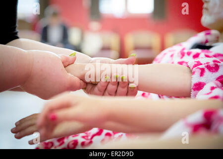 Kleine Kinder immer von Hand und Arm Haut Massage-Behandlung in einem spa Stockfoto