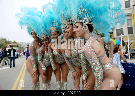 San Francisco, Kalifornien, USA. 24. Mai 2015. Samba-Tänzer posieren für eine Momentaufnahme kurz vor San Francisco jährlich Ende Mai Karnevalstreiben im Mission District © Jeremy Breningstall/ZUMA Draht/Alamy Live News Stockfoto