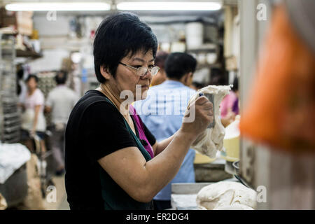 Cheung Chau Insel. 25. Mai 2015. Eine Frau kocht traditionelle Brötchen Kuchen in einer chinesischen Bäckerei vor der Piu Sik Parade beim Bun Festival in Cheung Chau Insel am 25. Mai 2015 in Hong Kong. Eines Hong Kongs buntesten Kulturfest Ereignisse, Cheung Chau Bun Festival findet statt am 25. Mai 2015 bis 26. Mai 2015 Mitternacht. Jedes Jahr steigen Tausende von Menschen auf die winzige Insel für The Piu Sik Parade, Lucky Brötchen und The Bun kriechen, Wettbewerb, der alte Brauch während des Festivals. Die Tradition wurde seit Generationen weitergegeben. Bildnachweis: Xaume Olleros/Alamy Live-Nachrichten Stockfoto