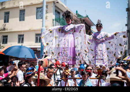 Cheung Chau Insel. 25. Mai 2015. Kinder in Kostümen gekleidet führen auf Schwimmer während der Piu Sik Parade beim Bun Festival in Cheung Chau Insel am 25. Mai 2015 in Hong Kong. Eines Hong Kongs buntesten Kulturfest Ereignisse, Cheung Chau Bun Festival findet statt am 25. Mai 2015 bis 26. Mai 2015 Mitternacht. Jedes Jahr steigen Tausende von Menschen auf die winzige Insel für The Piu Sik Parade, Lucky Brötchen und The Bun kriechen, Wettbewerb, der alte Brauch während des Festivals. Die Tradition wurde seit Generationen weitergegeben. Bildnachweis: Xaume Olleros/Alamy Live-Nachrichten Stockfoto