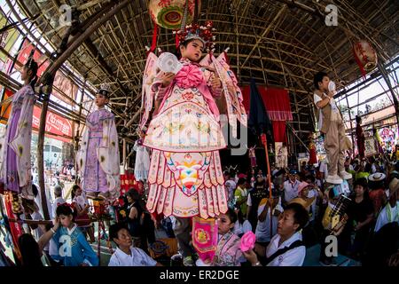 Cheung Chau Insel. 25. Mai 2015. Kinder gekleidet im Kostüm warten auf Schwimmern vor der Piu Sik Parade beim Bun Festival in Cheung Chau Insel am 25. Mai 2015 in Hongkong durchführen. Eines Hong Kongs buntesten Kulturfest Ereignisse, Cheung Chau Bun Festival findet statt am 25. Mai 2015 bis 26. Mai 2015 Mitternacht. Jedes Jahr steigen Tausende von Menschen auf die winzige Insel für The Piu Sik Parade, Lucky Brötchen und The Bun kriechen, Wettbewerb, der alte Brauch während des Festivals. Die Tradition wurde seit Generationen weitergegeben. Bildnachweis: Xaume Olleros/Alamy Live-Nachrichten Stockfoto