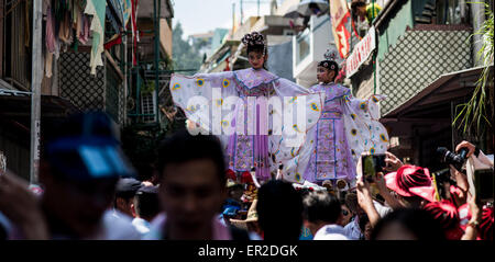 Cheung Chau Insel. 25. Mai 2015. Kinder in Kostümen gekleidet führen auf Schwimmern während Piu Sik Parade beim Bun Festival in Cheung Chau Insel am 25. Mai 2015 in Hong Kong. Eines Hong Kongs buntesten Kulturfest Ereignisse, Cheung Chau Bun Festival findet statt am 25. Mai 2015 bis 26. Mai 2015 Mitternacht. Jedes Jahr steigen Tausende von Menschen auf die winzige Insel für The Piu Sik Parade, Lucky Brötchen und The Bun kriechen, Wettbewerb, der alte Brauch während des Festivals. Die Tradition wurde seit Generationen weitergegeben. Bildnachweis: Xaume Olleros/Alamy Live-Nachrichten Stockfoto