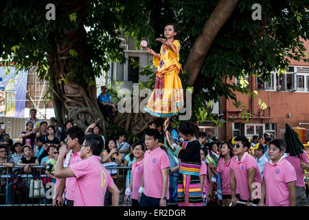 Cheung Chau Insel. 25. Mai 2015. Ein Kind in Tracht gekleidet führen auf Schwimmern während Piu Sik Parade beim Bun Festival in Cheung Chau Insel am 25. Mai 2015 in Hong Kong. Eines Hong Kongs buntesten Kulturfest Ereignisse, Cheung Chau Bun Festival findet statt am 25. Mai 2015 bis 26. Mai 2015 Mitternacht. Jedes Jahr steigen Tausende von Menschen auf die winzige Insel für The Piu Sik Parade, Lucky Brötchen und The Bun kriechen, Wettbewerb, der alte Brauch während des Festivals. Die Tradition wurde seit Generationen weitergegeben. Bildnachweis: Xaume Olleros/Alamy Live-Nachrichten Stockfoto