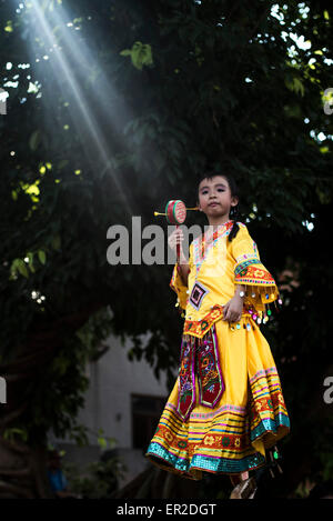 Cheung Chau Insel. 25. Mai 2015. Ein Kind in Tracht gekleidet führen auf Schwimmern während Piu Sik Parade beim Bun Festival in Cheung Chau Insel am 25. Mai 2015 in Hong Kong. Eines Hong Kongs buntesten Kulturfest Ereignisse, Cheung Chau Bun Festival findet statt am 25. Mai 2015 bis 26. Mai 2015 Mitternacht. Jedes Jahr steigen Tausende von Menschen auf die winzige Insel für The Piu Sik Parade, Lucky Brötchen und The Bun kriechen, Wettbewerb, der alte Brauch während des Festivals. Die Tradition wurde seit Generationen weitergegeben. Bildnachweis: Xaume Olleros/Alamy Live-Nachrichten Stockfoto