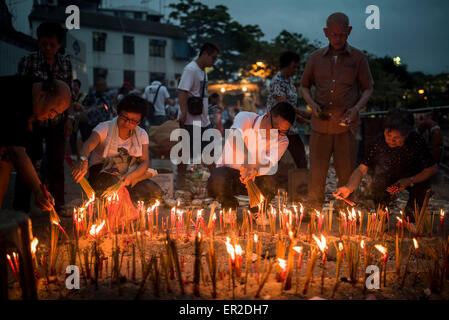 Cheung Chau Insel. 25. Mai 2015. Anbeter leichte Räucherstäbchen während des Bun-Festivals in Cheung Chau Insel am 25. Mai 2015 in Hong Kong. Eines Hong Kongs buntesten Kulturfest Ereignisse, Cheung Chau Bun Festival findet statt am 25. Mai 2015 bis 26. Mai 2015 Mitternacht. Jedes Jahr steigen Tausende von Menschen auf die winzige Insel für The Piu Sik Parade, Lucky Brötchen und The Bun kriechen, Wettbewerb, der alte Brauch während des Festivals. Die Tradition wurde seit Generationen weitergegeben. Bildnachweis: Xaume Olleros/Alamy Live-Nachrichten Stockfoto