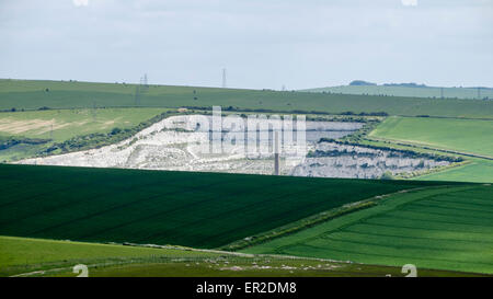 Shoreham Zementwerke über die tiefen zeigen Mannes harte Arbeit kontrastiert mit den weichen umliegenden tiefen gesehen Stockfoto