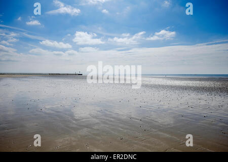 West Beach, Littlehampton aus dem Westen mit Blick auf den Fluss Arun. Der Strand hat ein paar Leute in der Ferne. Stockfoto