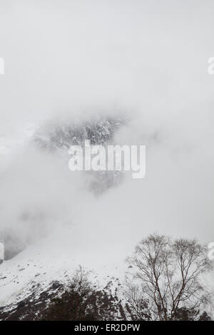 Nebel um den 3000 Fuß vertikal Troll Wall und die Spitze Trolltindane im Tal Romsdalen, Norwegen. Stockfoto
