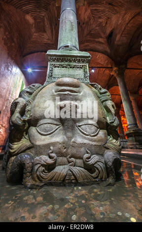 Einer der zwei alte geschnitzte Köpfe der Medusa verwendet, um Spalten zu unterstützen, in die unterirdische Yerebatan-Zisterne, Sultanahmet, Istanbul, T Stockfoto